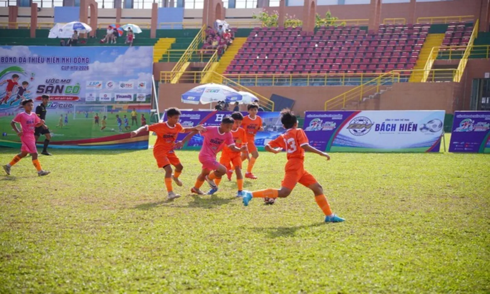 Ước mơ sân cỏ Cup HTV 2026 khép lại đầy cảm xúc, gọi tên những nhà vô địch đầu tiên - Ảnh 12
