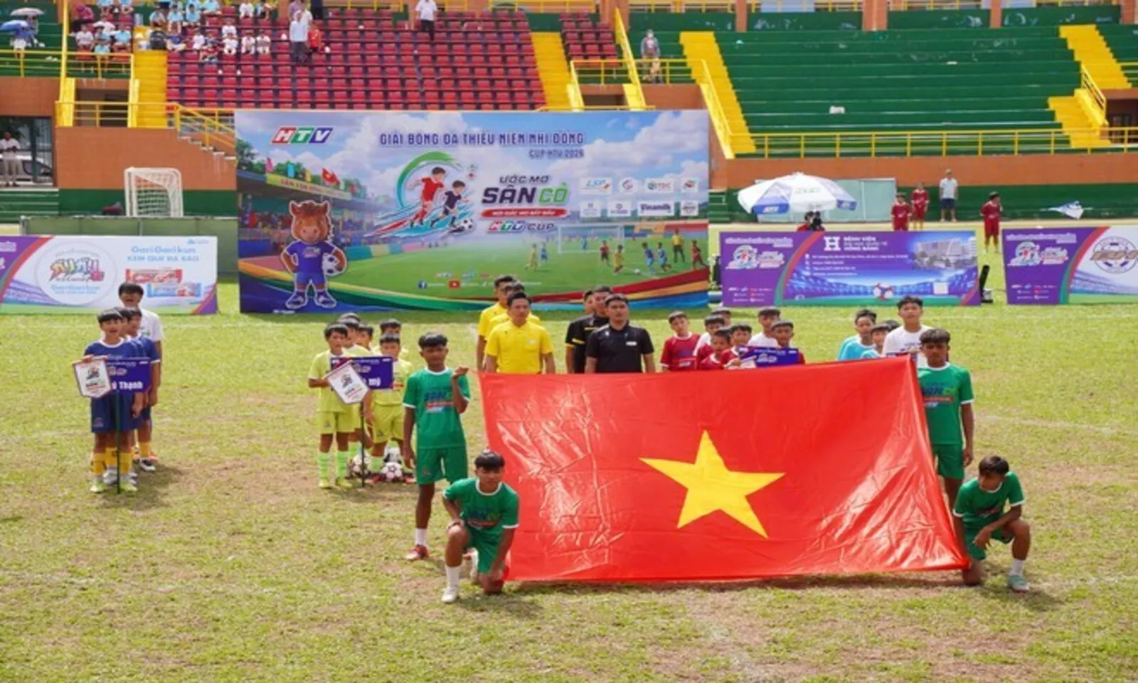 Ước mơ sân cỏ Cup HTV 2026 khép lại đầy cảm xúc, gọi tên những nhà vô địch đầu tiên - Ảnh 13