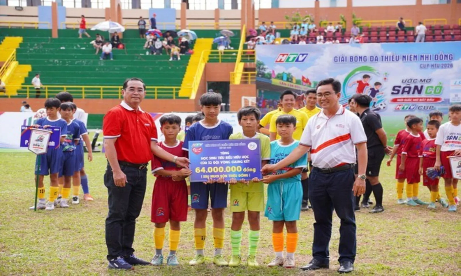 Ước mơ sân cỏ Cup HTV 2026 khép lại đầy cảm xúc, gọi tên những nhà vô địch đầu tiên - Ảnh 14