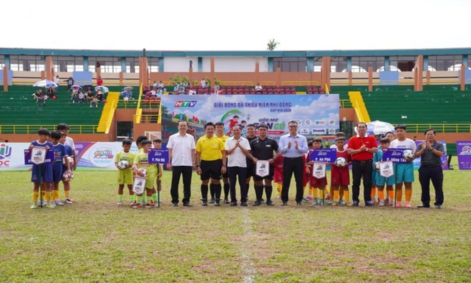 Ước mơ sân cỏ Cup HTV 2026 khép lại đầy cảm xúc, gọi tên những nhà vô địch đầu tiên - Ảnh 15