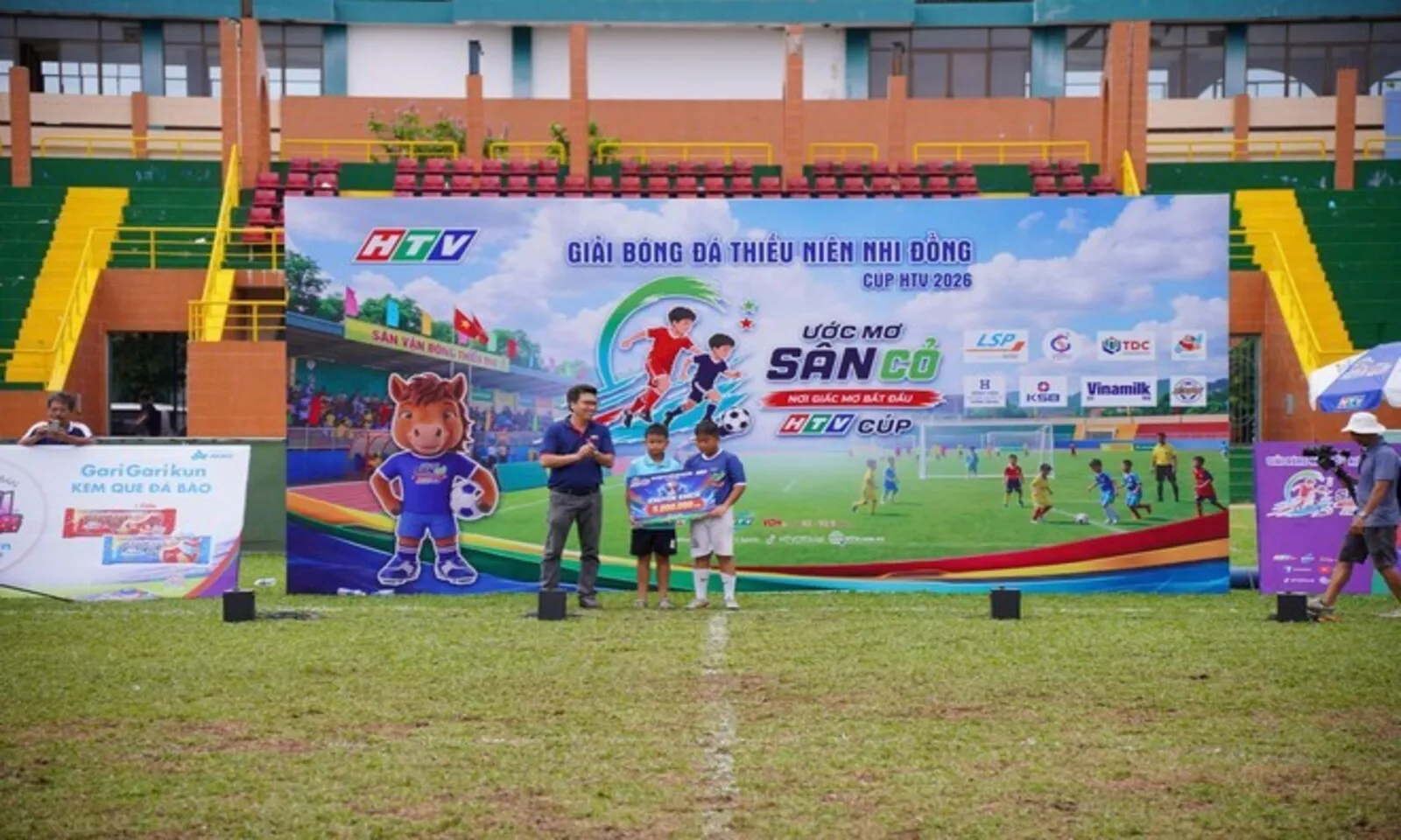Ước mơ sân cỏ Cup HTV 2026 khép lại đầy cảm xúc, gọi tên những nhà vô địch đầu tiên - Ảnh 16