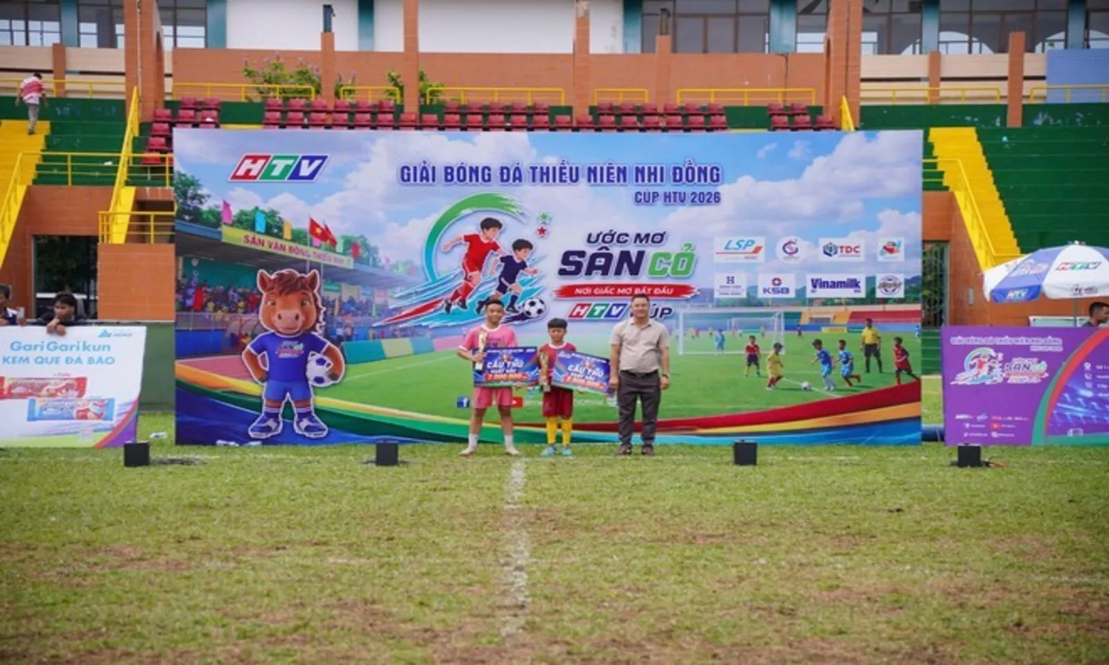 Ước mơ sân cỏ Cup HTV 2026 khép lại đầy cảm xúc, gọi tên những nhà vô địch đầu tiên - Ảnh 17