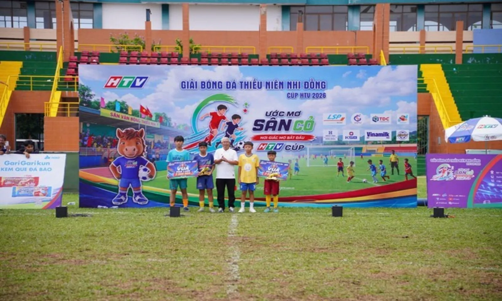 Ước mơ sân cỏ Cup HTV 2026 khép lại đầy cảm xúc, gọi tên những nhà vô địch đầu tiên - Ảnh 18