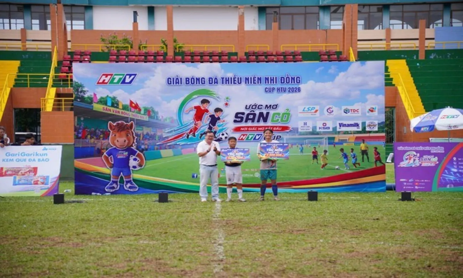 Ước mơ sân cỏ Cup HTV 2026 khép lại đầy cảm xúc, gọi tên những nhà vô địch đầu tiên - Ảnh 19