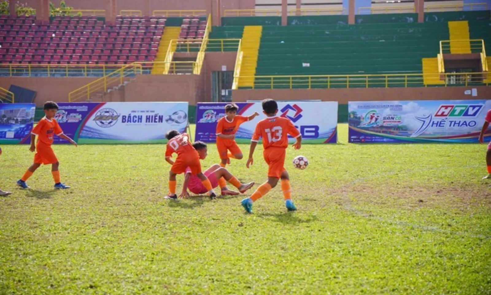 Ước mơ sân cỏ Cup HTV 2026 khép lại đầy cảm xúc, gọi tên những nhà vô địch đầu tiên - Ảnh 5