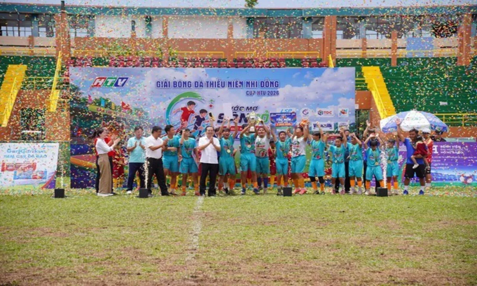 Ước mơ sân cỏ Cup HTV 2026 khép lại đầy cảm xúc, gọi tên những nhà vô địch đầu tiên - Ảnh 7