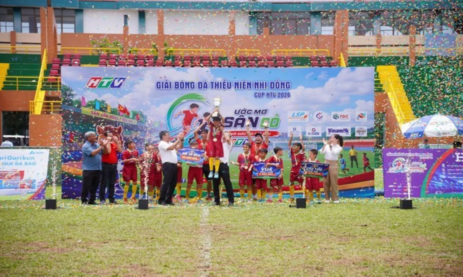 Ước mơ sân cỏ Cup HTV 2026 khép lại đầy cảm xúc, gọi tên những nhà vô địch đầu tiên - Ảnh 8