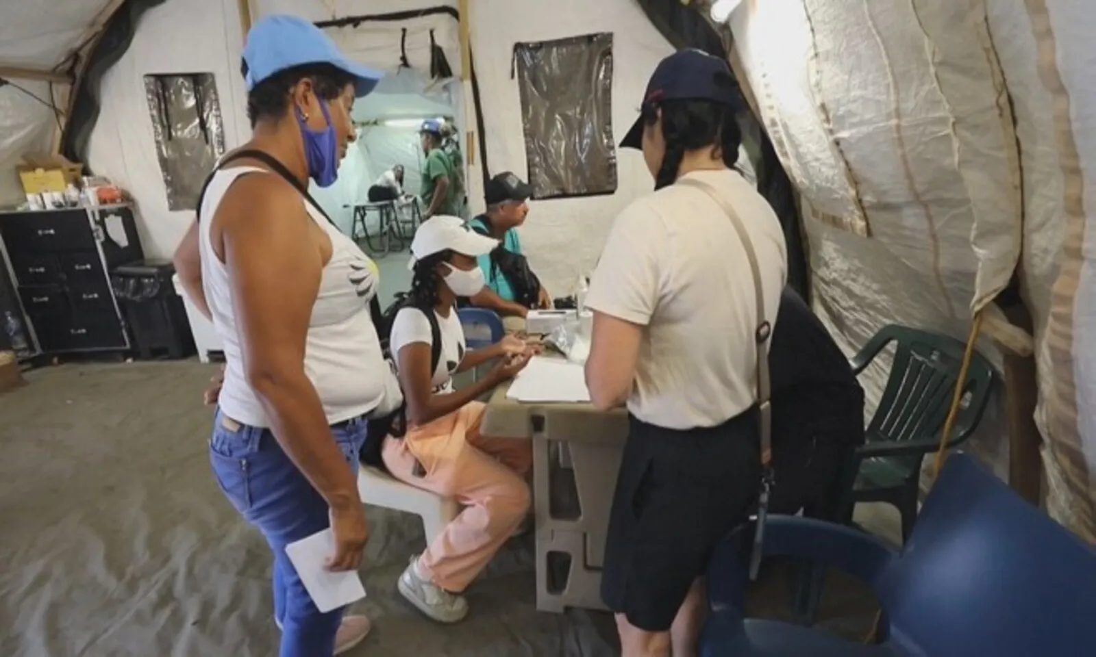Venezuela chuyển từ tìm kiếm nạn nhân động đất sang phòng chống dịch bệnh - Ảnh 1