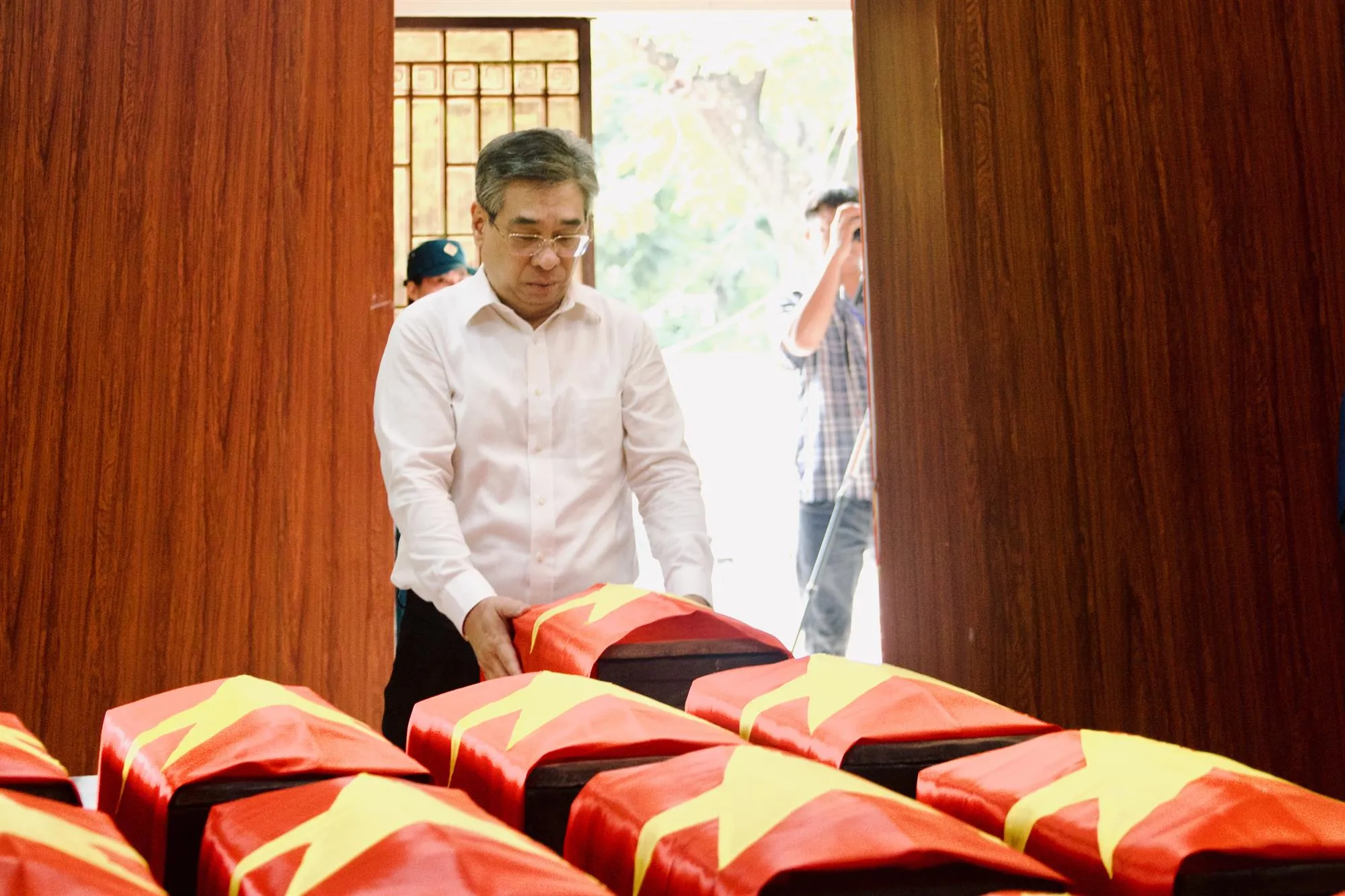 Ủy ban MTTQVN TP. Hồ Chí Minh thăm hỏi, động viên lực lượng tìm kiếm và quy tập hài cốt liệt sĩ - Ảnh: MTTQ TP
