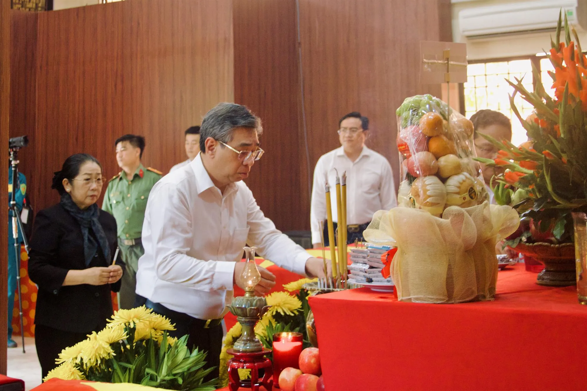 Ủy ban MTTQ Việt Nam Thành phố đã dâng hoa, dâng hương tưởng niệm Cố Tổng Bí thư Trần Phú và các Anh hùng liệt sĩ tại Công viên Lê Thị Riêng - Ảnh: MTTQ TP