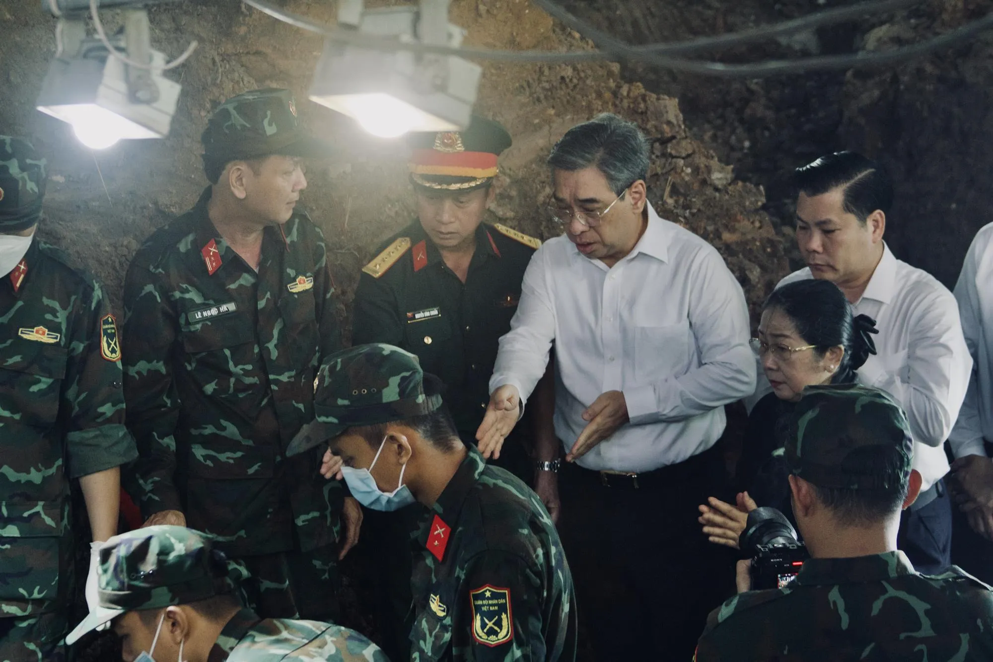 Ủy ban MTTQVN TP. Hồ Chí Minh thăm hỏi, động viên lực lượng tìm kiếm và quy tập hài cốt liệt sĩ - Ảnh: MTTQ TP