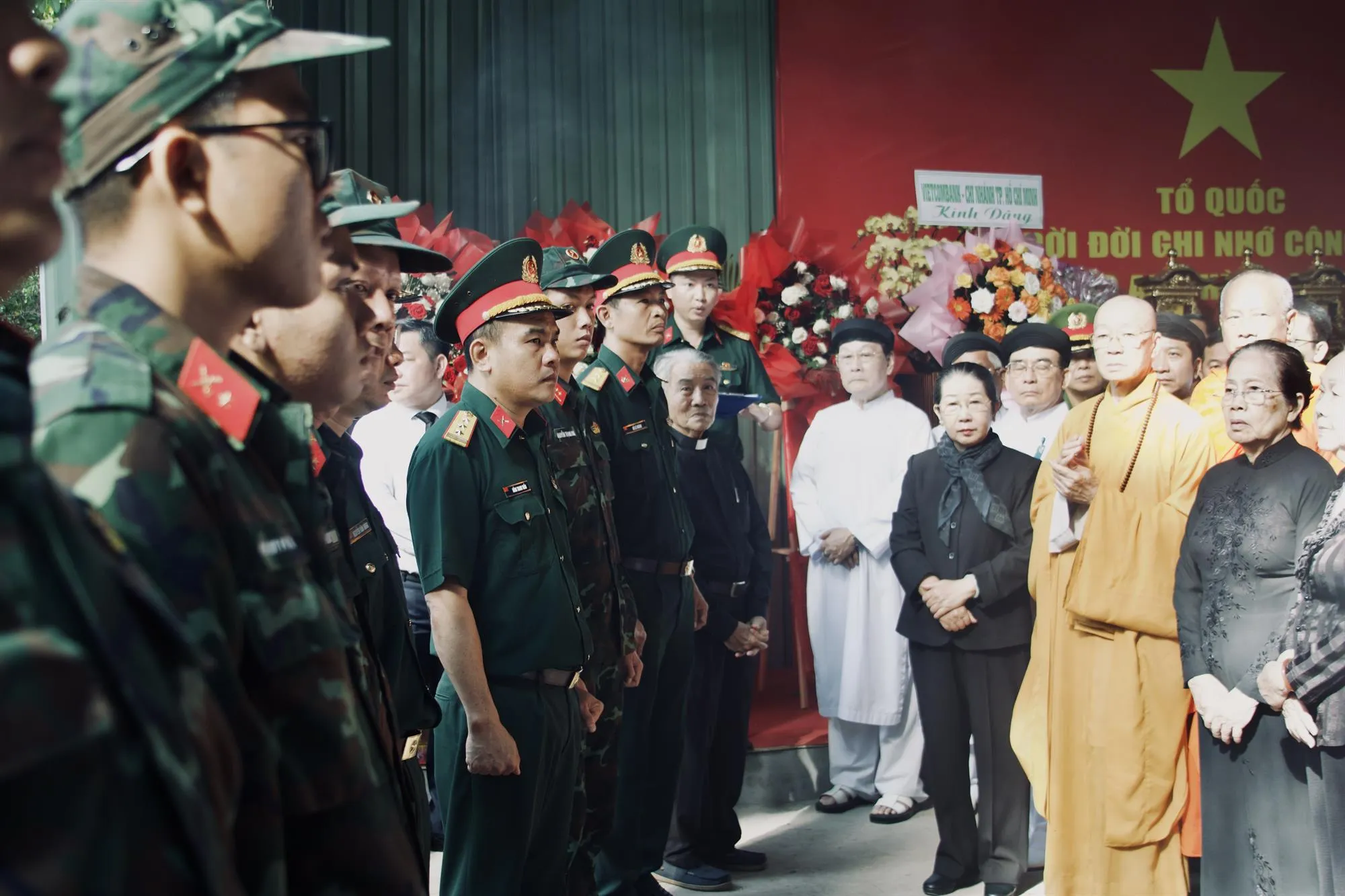 Ủy ban MTTQVN TP. Hồ Chí Minh thăm hỏi, động viên lực lượng tìm kiếm và quy tập hài cốt liệt sĩ - Ảnh: MTTQ TP
