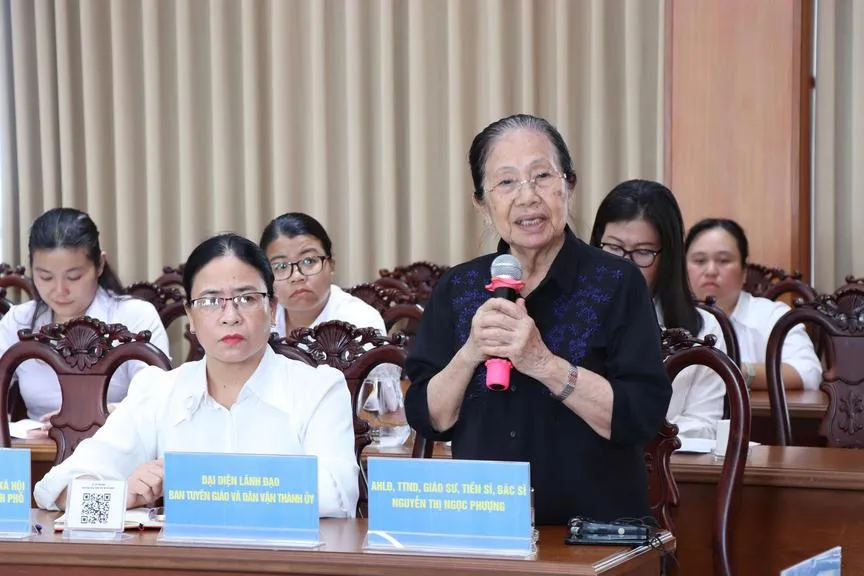 Anh hùng lao động, Thầy thuốc Nhân dân, Giáo sư, Tiến sĩ, Bác sĩ, Nguyễn Thị Ngọc Phượng, Phó Chủ tịch không chuyên trách Ủy ban MTTQ Việt Nam Thành phố chia sẻ tại Hội nghị - Ảnh: MTTQ TP