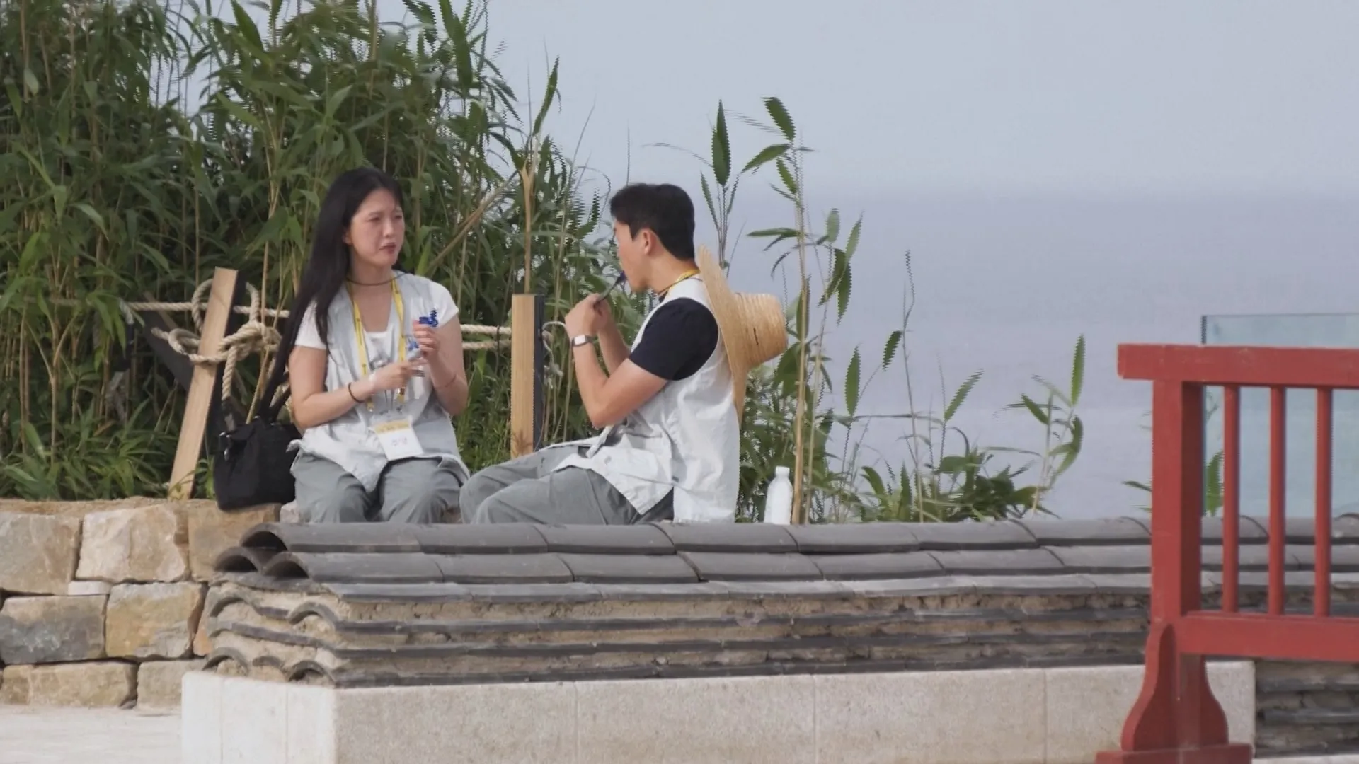 Các cặp đôi tham gia các hoạt động gắn kết như "hẹn hò bịt mắt", cùng nhau đi dạo, trò chuyện bên tách trà...