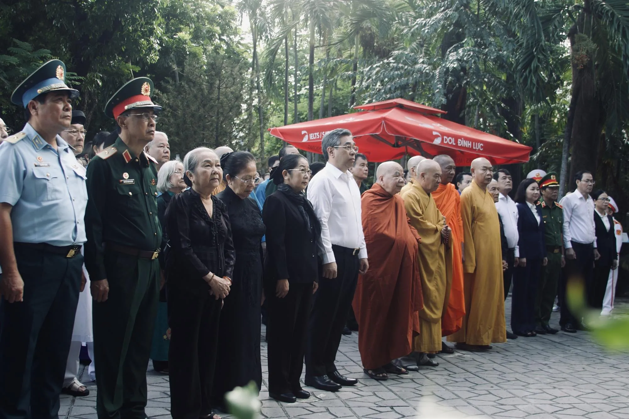 Ủy ban MTTQ Việt Nam Thành phố đã dâng hoa, dâng hương tưởng niệm Cố Tổng Bí thư Trần Phú và các Anh hùng liệt sĩ tại Công viên Lê Thị Riêng - Ảnh: MTTQ TP