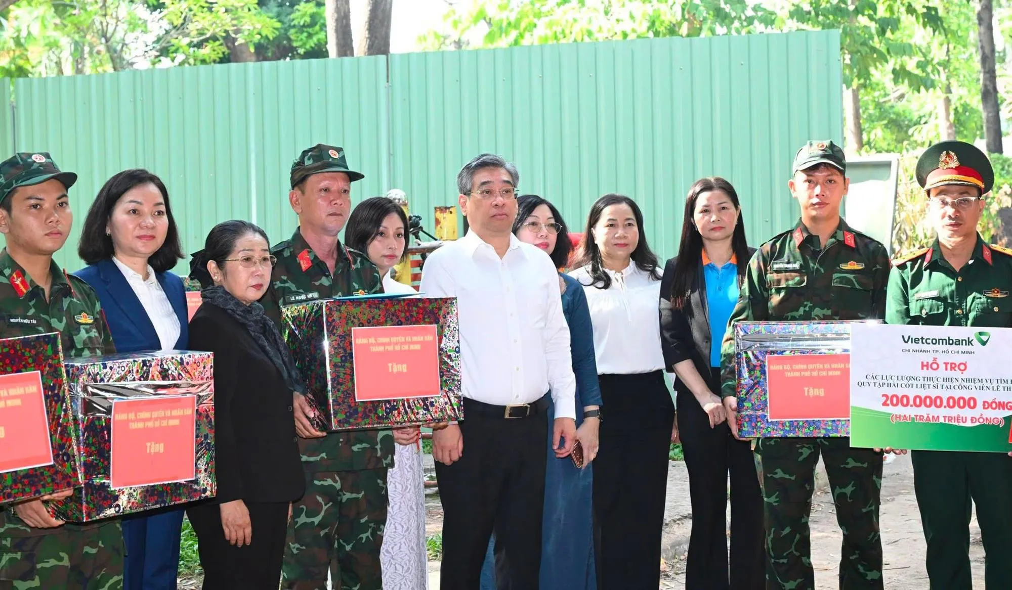 Ủy ban MTTQVN TP. Hồ Chí Minh thăm hỏi, động viên lực lượng tìm kiếm và quy tập hài cốt liệt sĩ - Ảnh: MTTQ TP