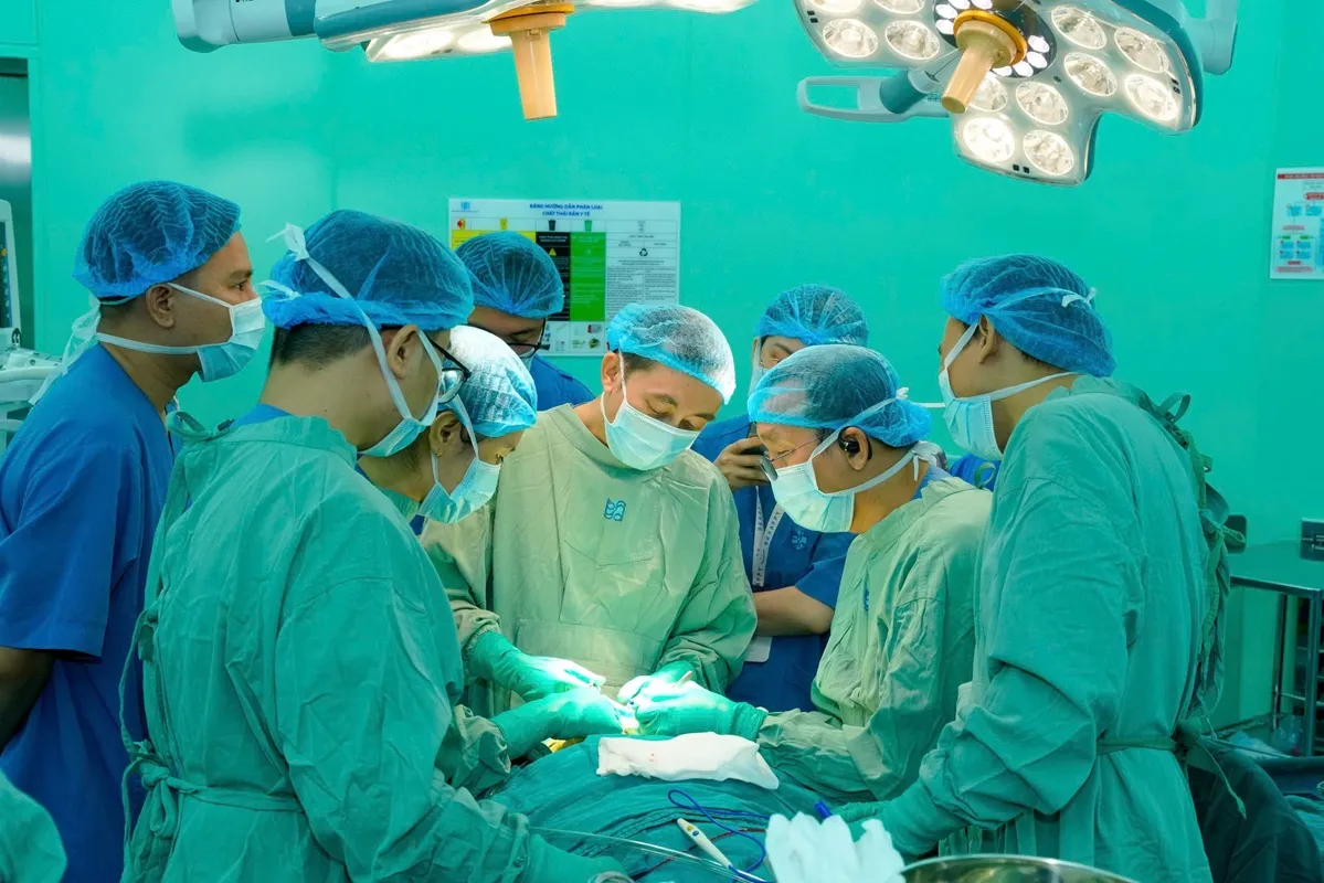 Ê kíp phẫu thuật phối hợp trong quá trình tạo hình vành tai