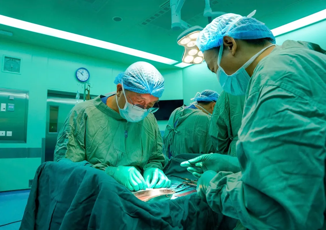 TS BS. Lý Xuân Quang - Trưởng khoa Tai Mũi Họng, Bệnh viện Đại học Y Dược TP. Hồ Chí Minh thực hiện tạo hình khung vành tai
