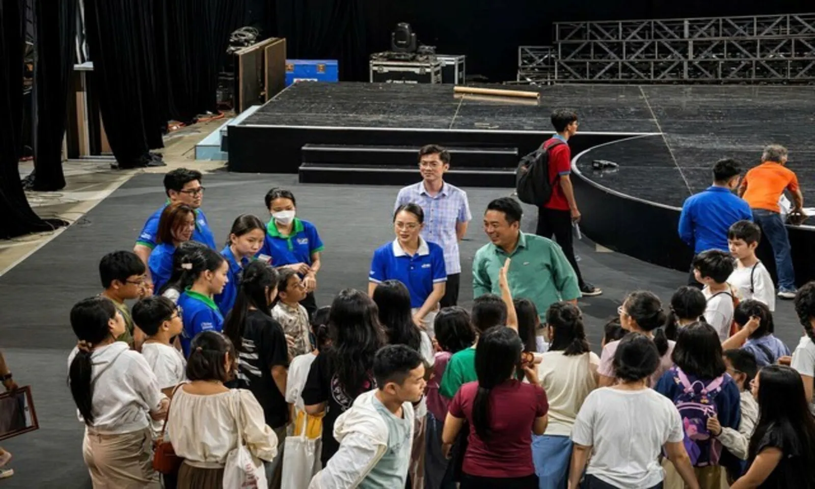 50 em thanh thiếu nhi lần đầu tiên được tham quan hậu trường truyền hình - Ảnh 1