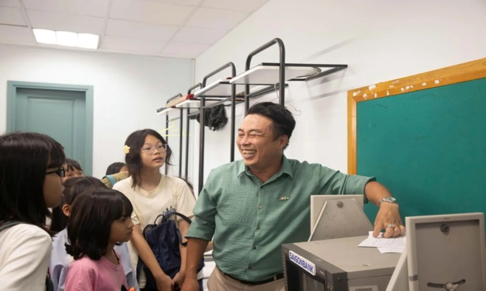50 em thanh thiếu nhi lần đầu tiên được tham quan hậu trường truyền hình - Ảnh 2