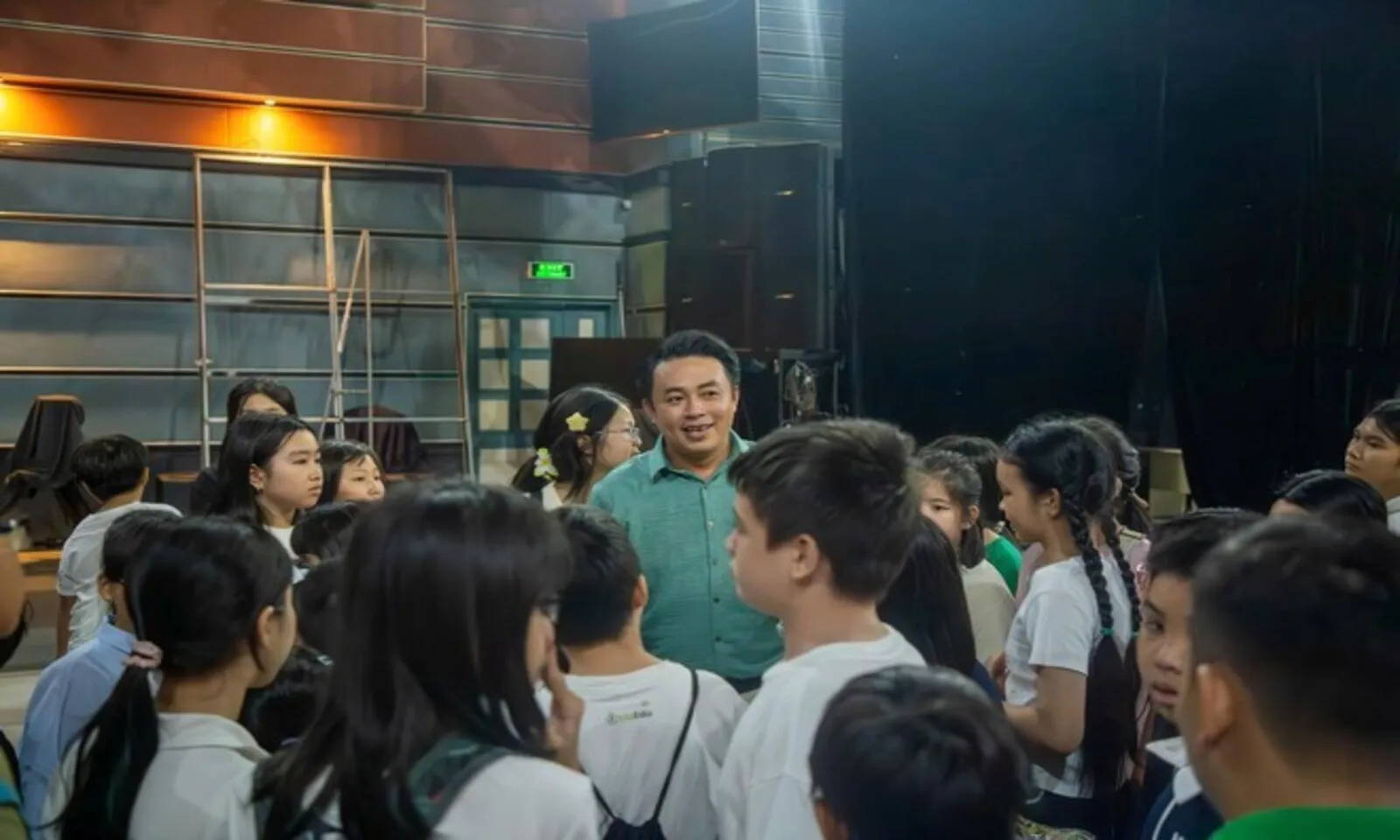 50 em thanh thiếu nhi lần đầu tiên được tham quan hậu trường truyền hình - Ảnh 4