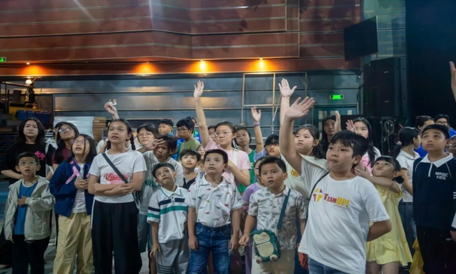 50 em thanh thiếu nhi lần đầu tiên được tham quan hậu trường truyền hình - Ảnh 8