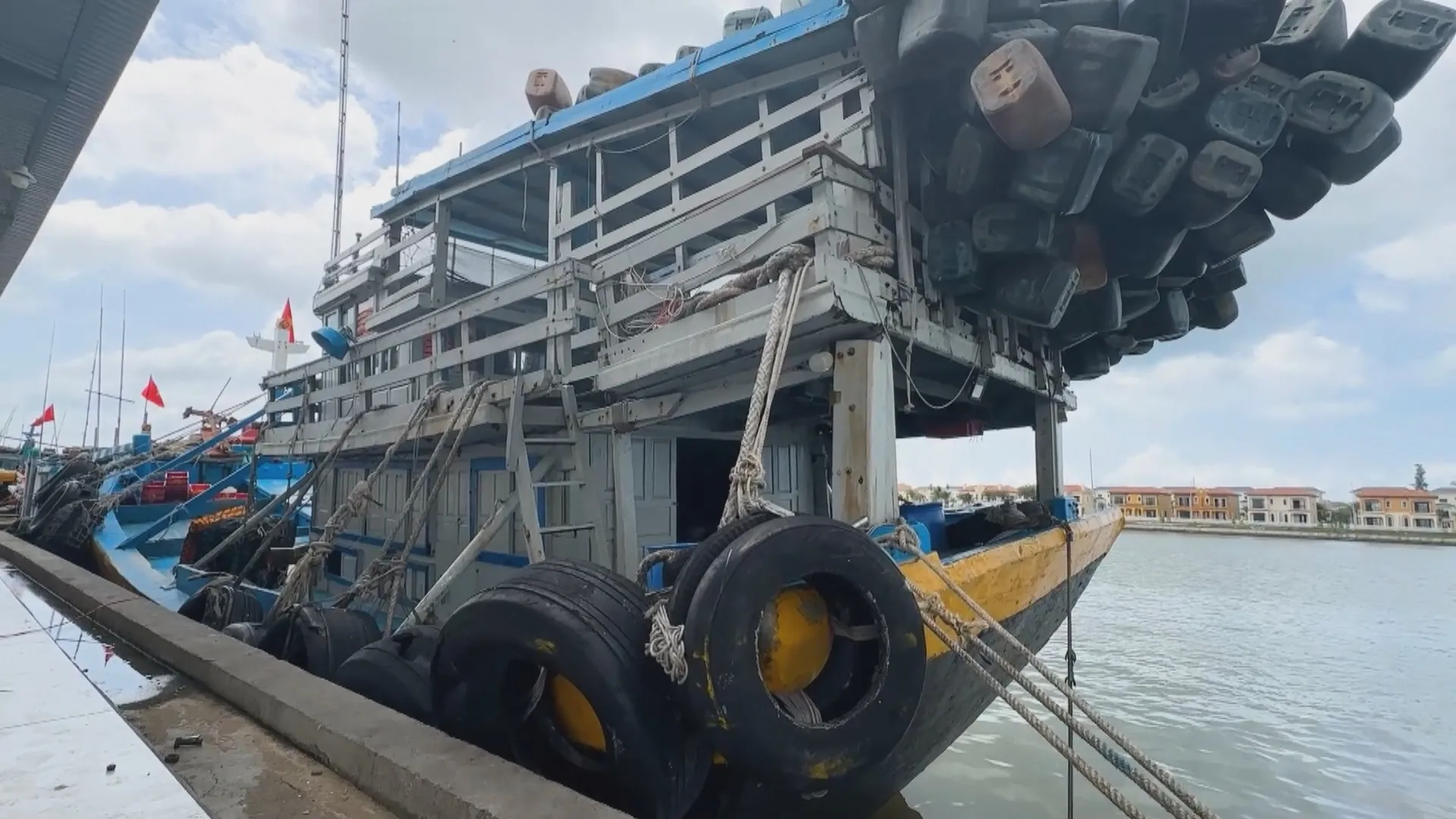 Chủ động gia cố khu neo động, sẵn sàng ứng phò mùa mưa bão - Ảnh 3. Chủ động gia cố khu neo động, sẵn sàng ứng phò mùa mưa bão - Ảnh 3.