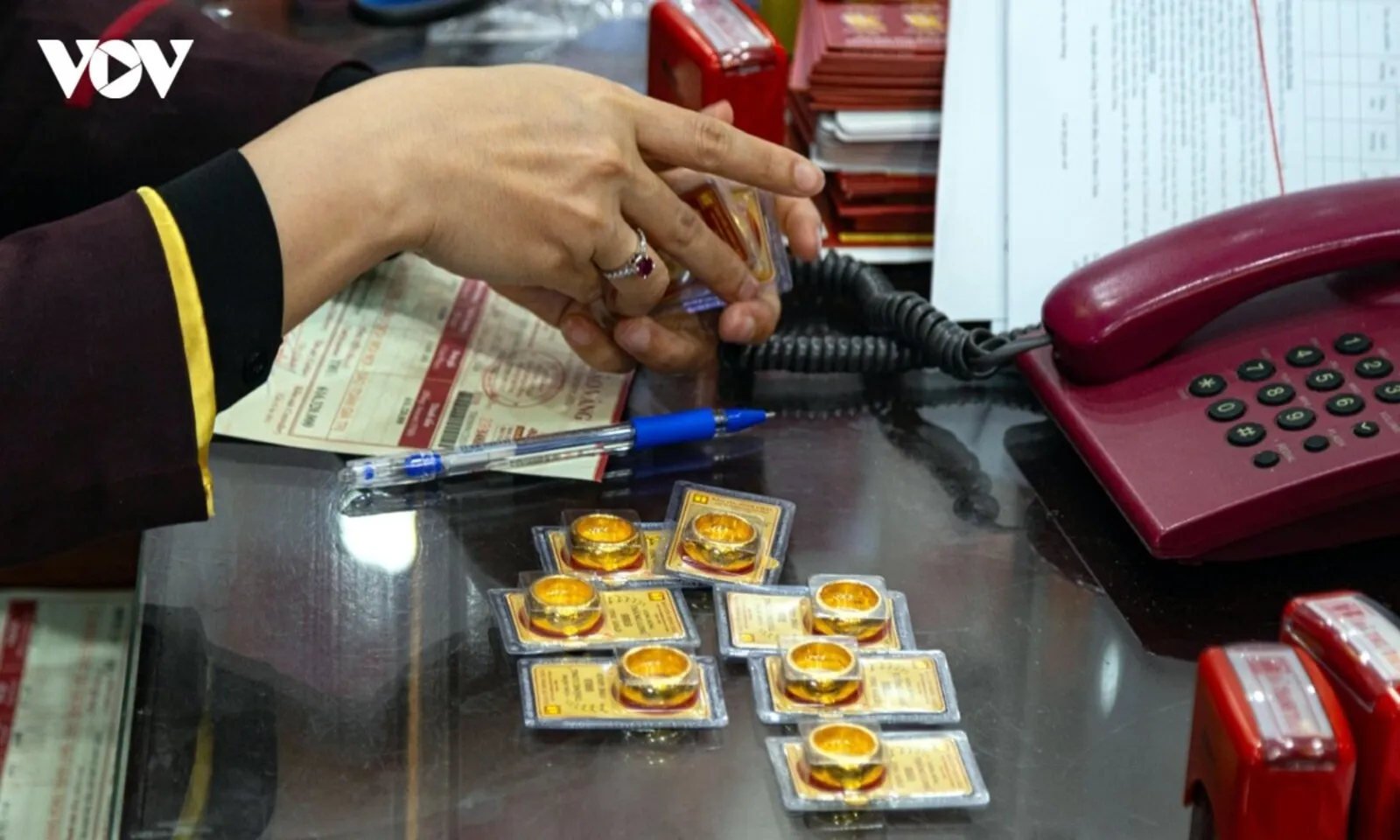 Giá vàng tiếp đà giảm, SJC còn 148,4 triệu đồnglượng - Ảnh 1