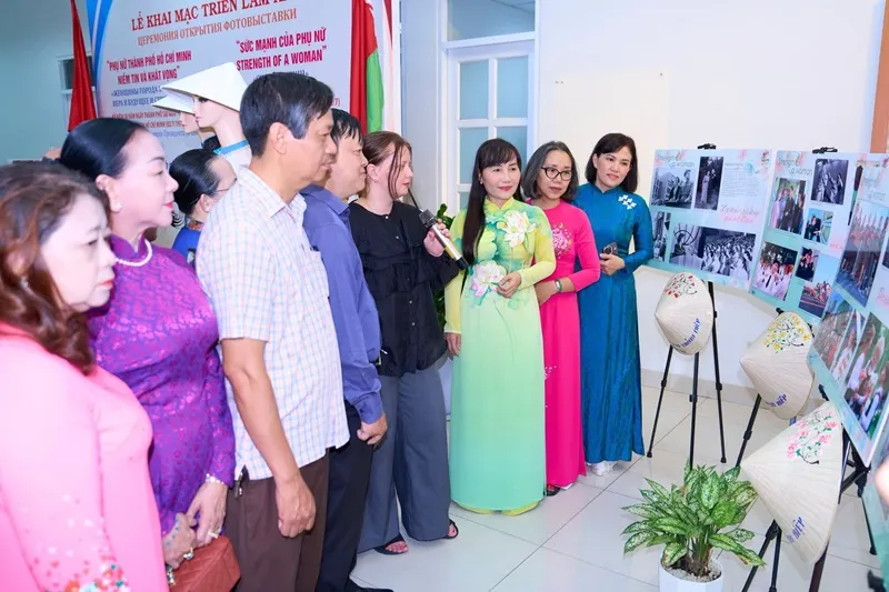 lanh dao cac phuong cung HLHPNTP tham quan trien lam