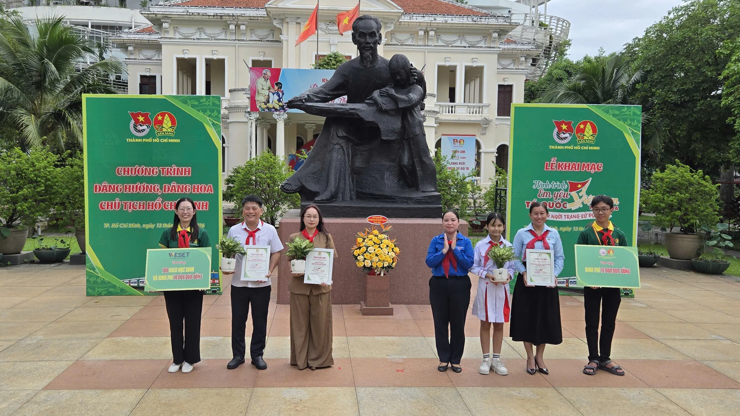  Thành Đoàn, Hội đồng Đội Thành phố gửi thư cảm ơn và cây xanh cho các đơn vị tài trợ - Ảnh Bá Nam