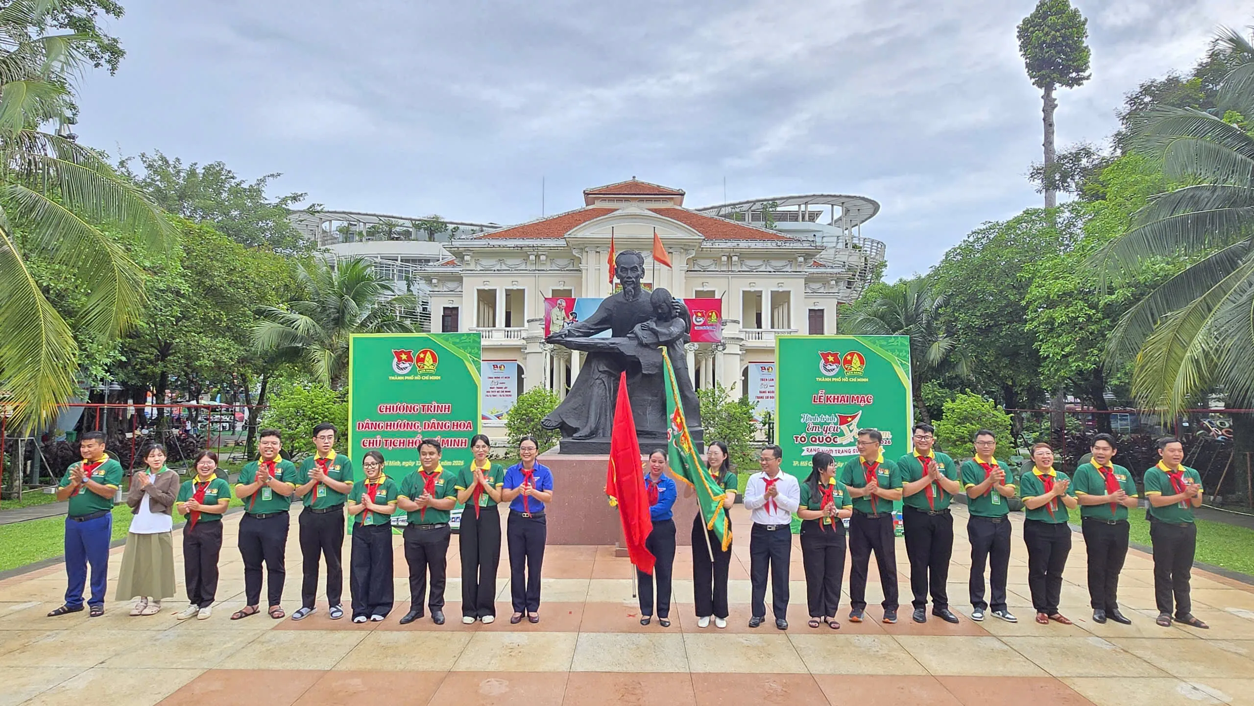 Trao cờ khai mạc cho Ban Tổ chức Hành trình “Em yêu Tổ quốc Việt Nam” năm 2026 - Ảnh Bá Nam