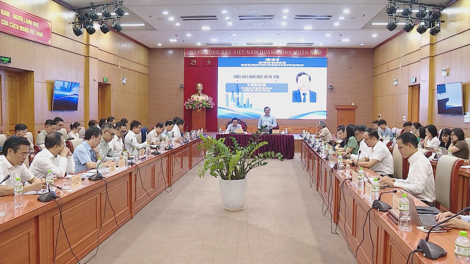 Kinh tế Việt Nam 6 tháng đầu năm tạo nền tảng cho mục tiêu tăng trưởng mới - Ảnh 1.