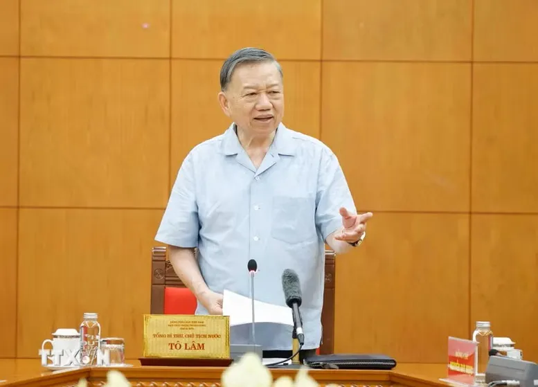 Tổng Bí thư, Chủ tịch nước chỉ rõ, phải chuyển từ duy trì năng lực sản xuất sang xây dựng hệ sinh thái công nghiệp hàng hải và đường thủy hiện đại (Ảnh: TTXVN)