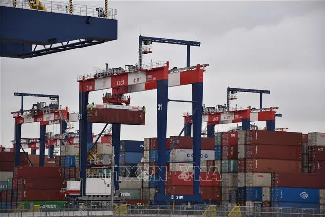 Cảng container Long Beach ở California, Mỹ. Ảnh: THX/TTXVN