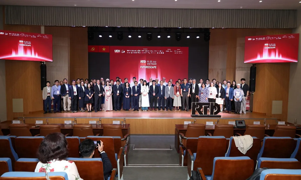 AI, robot vẽ tương lai bền vững