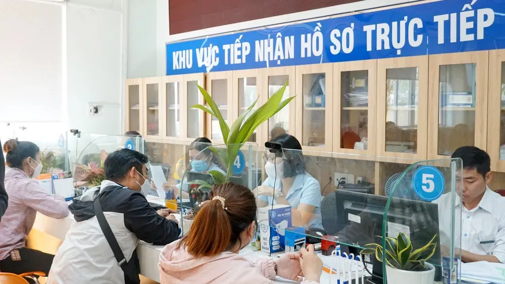 Người lao động làm thủ tục tại BHXH TP. Hồ Chí Minh