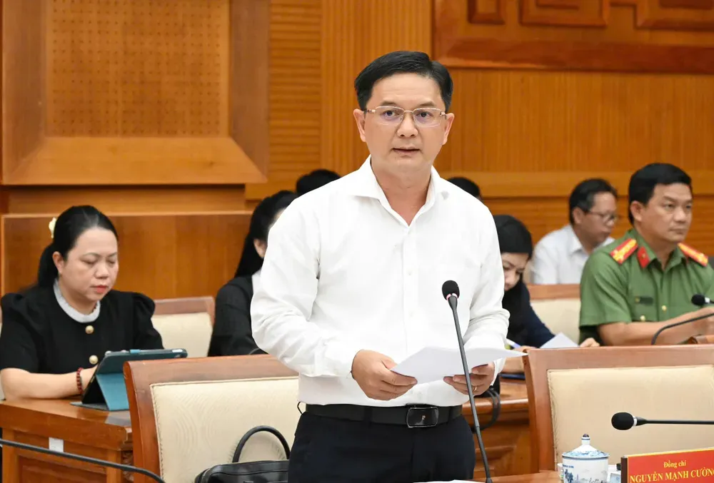 Phó Chủ tịch UBND TP .HCM Nguyễn Mạnh Cường trình bày báo cáo tóm tắt. Ảnh: VIỆT DŨNG