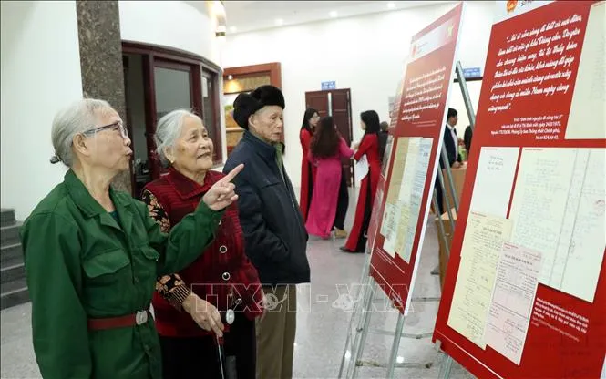 Các đại biểu dự Hội nghị xem tài liệu, kỷ vật của cán bộ đi B. Ảnh tư liệu: Thu Hằng/TTXVN