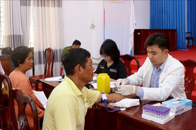 Lấy mẫu sinh phẩm ADN thân nhân liệt sĩ chưa xác định thông tin. Ảnh: Lê Thúy Hằng/TTXVN