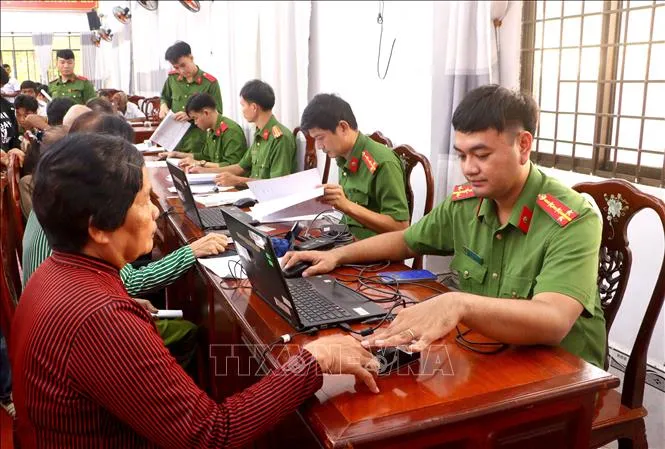Lực lượng Công an thu thập thông tin để lấy mẫu ADN cho thân nhân các liệt sĩ chưa xác định thông tin. Ảnh: Lê Thúy Hằng/TTXVN