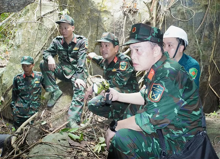 Đại tá Trần Hữu Ích (ngoài cùng, bên phải), Chỉ huy trưởng Bộ CHQS TP Đà Nẵng cùng đội tìm kiếm tại hang Đá Sập.