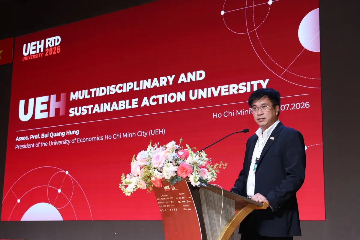 PGS-TS Bùi Quang Hùng - Giám đốc UEH phát biểu 