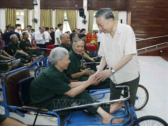 Tổng Bí thư, Chủ tịch nước Tô Lâm thăm hỏi các thương binh, bệnh binh (Ảnh: Thống Nhất/TTXVN)