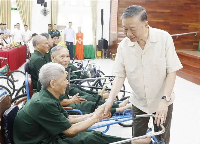 Tổng Bí thư, Chủ tịch nước Tô Lâm thăm hỏi các thương binh, bệnh binh (Ảnh: Thống Nhất/TTXVN)