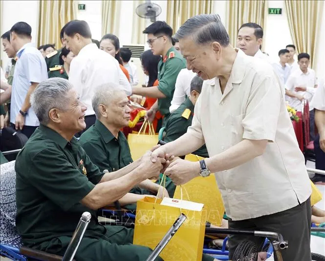 Tổng Bí thư, Chủ tịch nước Tô Lâm thăm hỏi các thương binh, bệnh binh (Ảnh: Thống Nhất/TTXVN)