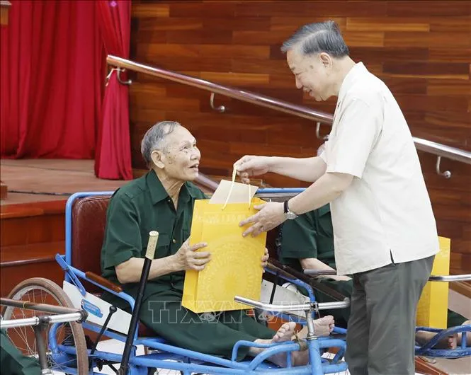 Tổng Bí thư, Chủ tịch nước Tô Lâm thăm hỏi, tặng quà cho các thương binh, bệnh binh (Ảnh: Thống Nhất/TTXVN)