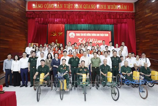 Tổng Bí thư, Chủ tịch nước Tô Lâm và đại biểu với cán bộ và thương binh, bệnh binh tại Trung tâm Điều dưỡng thương binh Thuận Thành (Ảnh: Thống Nhất/TTXVN)