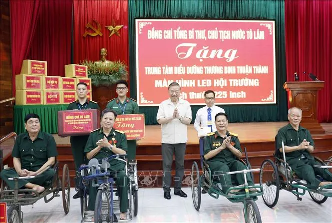 Tổng Bí thư, Chủ tịch nước Tô Lâm tặng quà cho Trung tâm Điều dưỡng thương binh Thuận Thành (Ảnh: Thống Nhất/TTXVN)