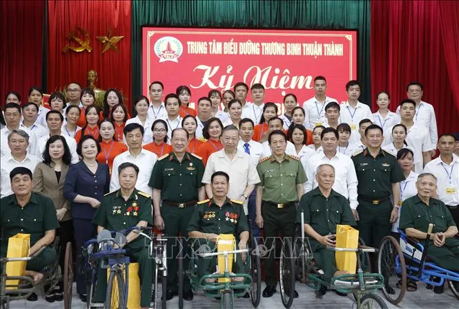 Tổng Bí thư, Chủ tịch nước Tô Lâm và đại biểu với cán bộ và thương binh, bệnh binh tại Trung tâm Điều dưỡng thương binh Thuận Thành (Ảnh: Thống Nhất/TTXVN)