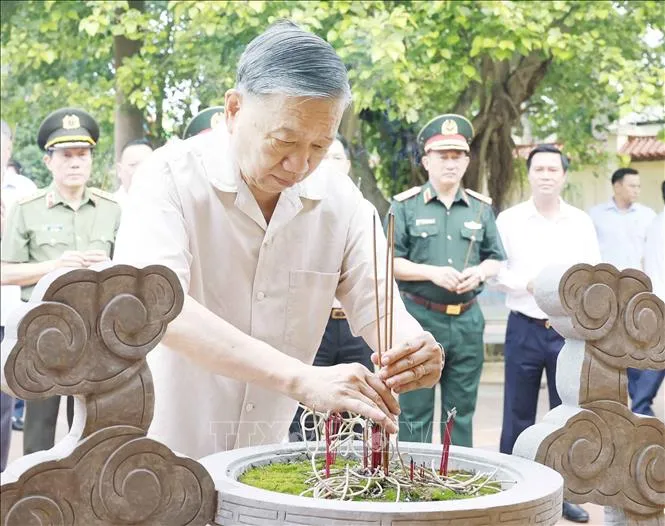 Tổng Bí thư, Chủ tịch nước Tô Lâm dâng hương tưởng nhớ Chủ tịch Hồ Chí Minh và các Anh hùng liệt sĩ tại khuôn viên Trung tâm Điều dưỡng thương binh Thuận Thành (Ảnh: Thống Nhất/TTXVN)